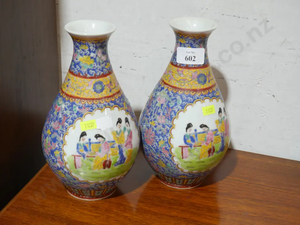 Pair of Oriental vases Image 1++