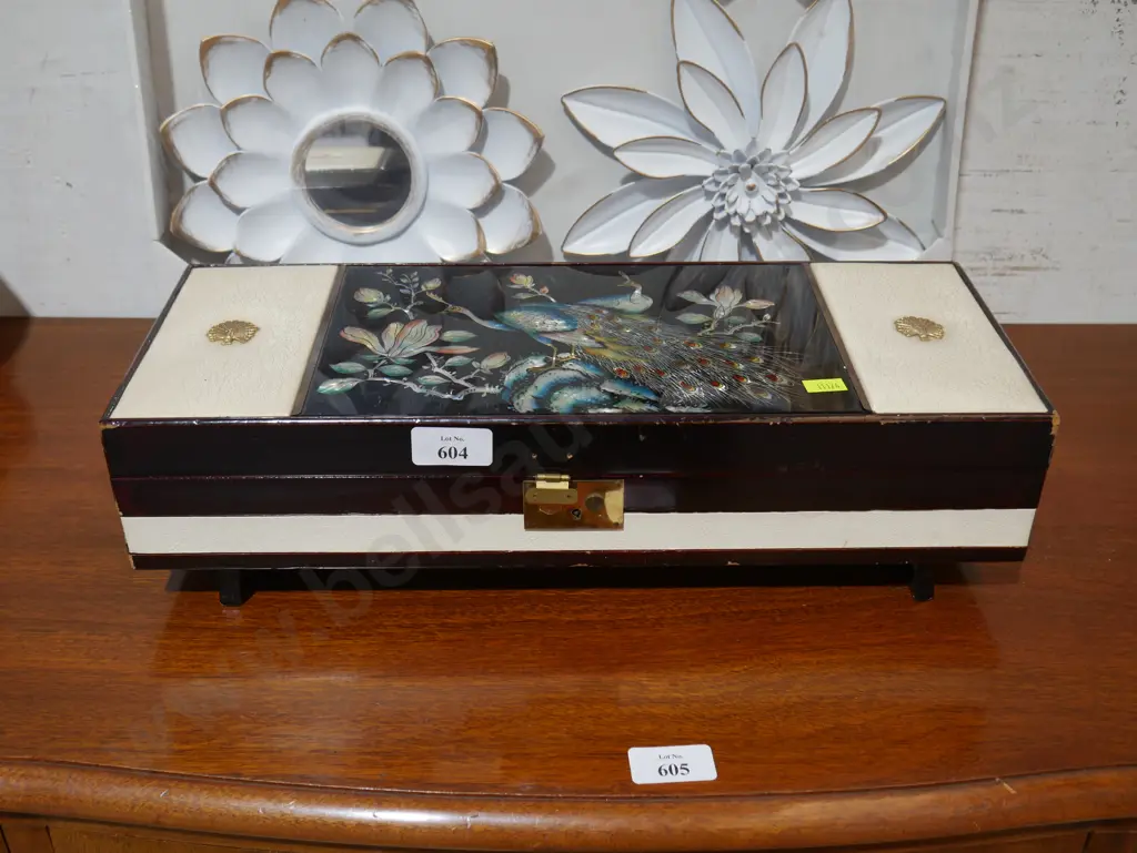 Oriental jewellery box Image 1++