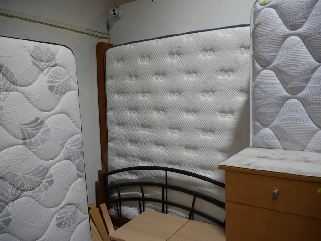 Queen size slat bed Image 1++