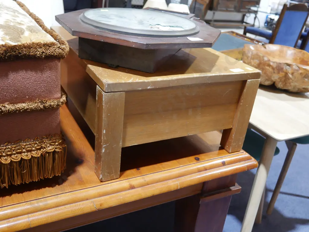 Wooden stool Image 1++