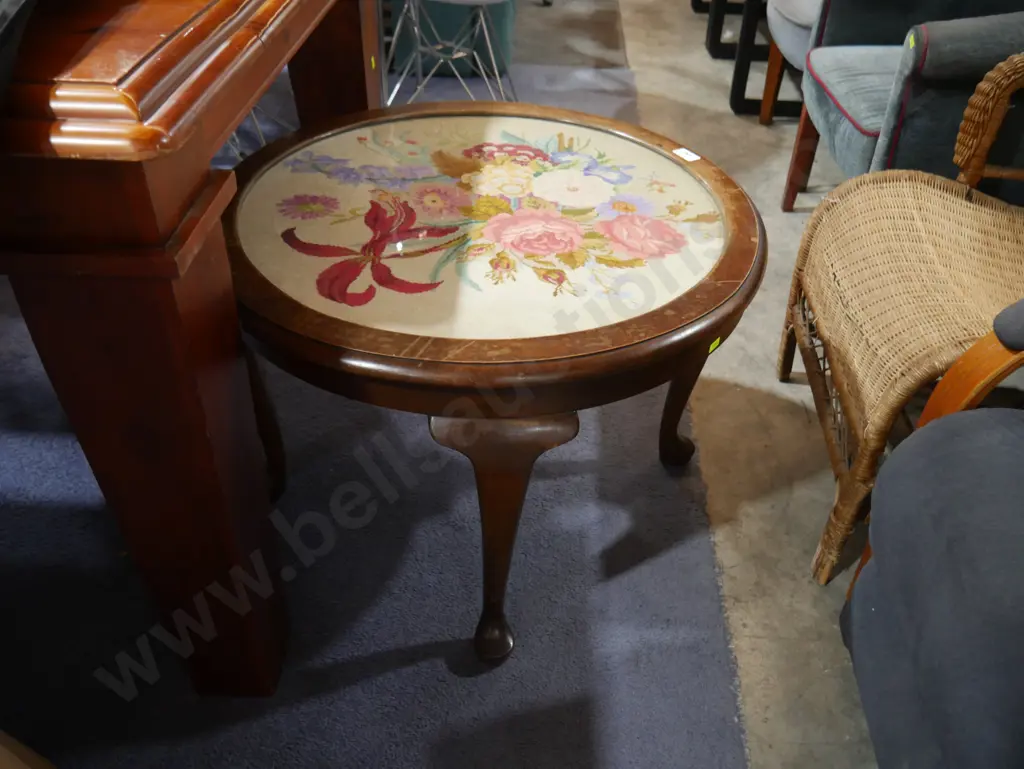 Tapestry top occasional table Image 1++