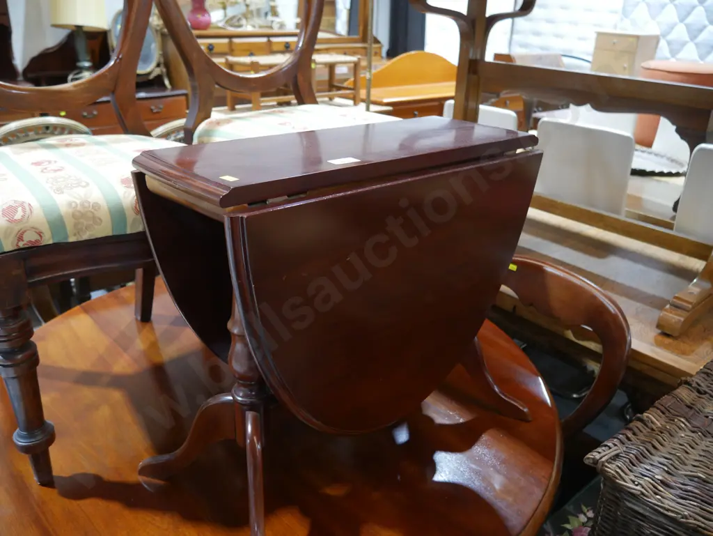 Dropside occasional table Image 1++