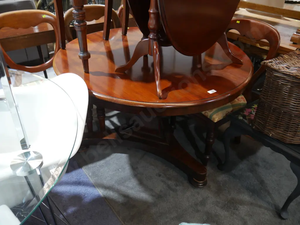 Dining table and 6 chairs Image 1++