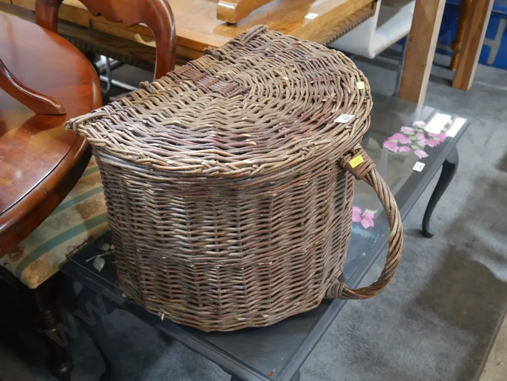 Half round lidded basket Image 1++