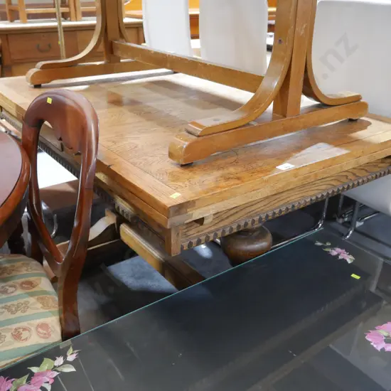 Extension dining table