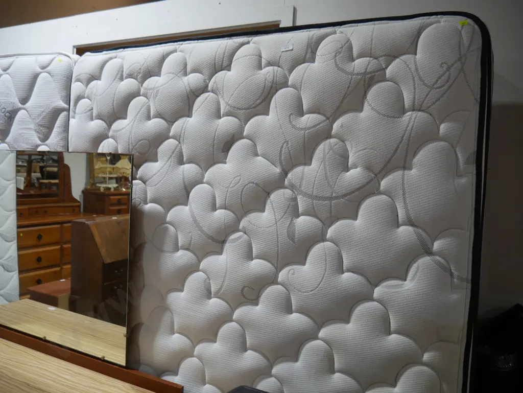 Queen size bed Image 1++