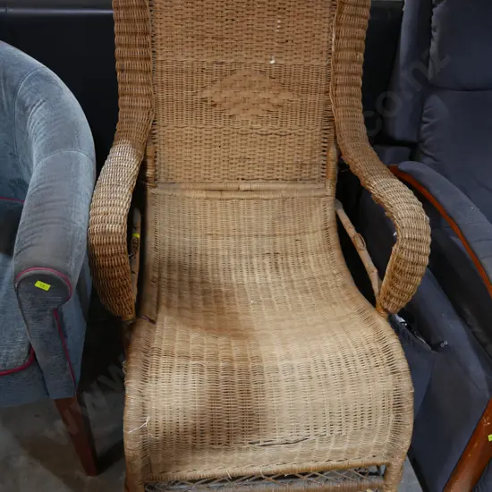 Wicker lounge chair