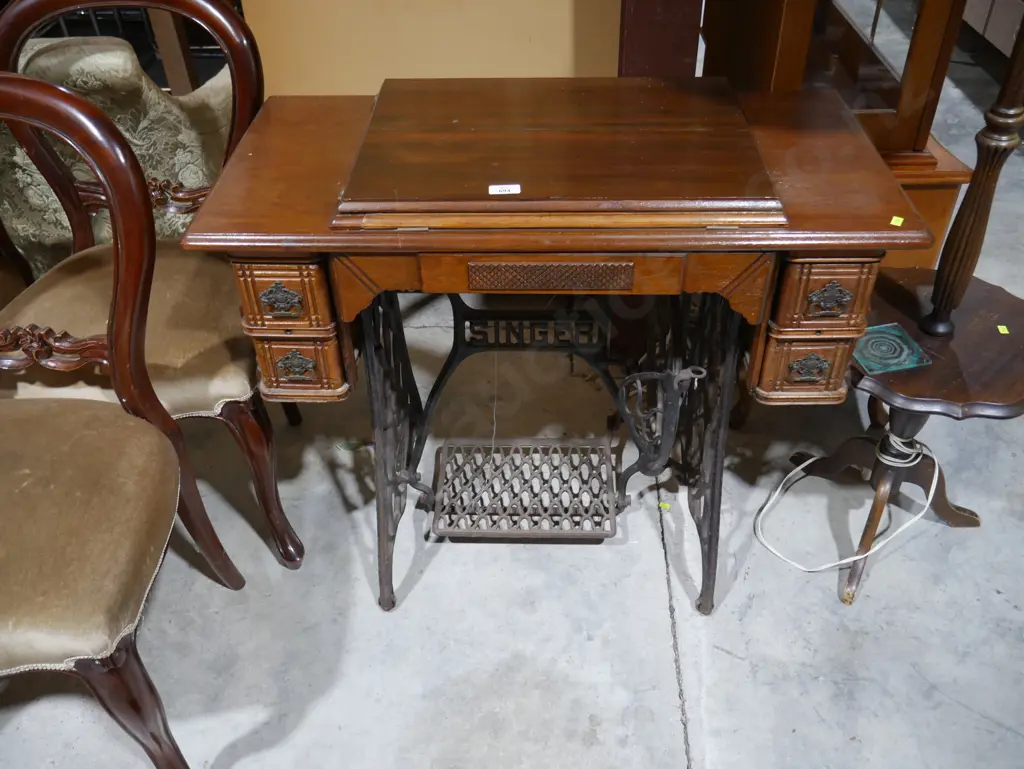 Singer sewing machine and table Image 1++