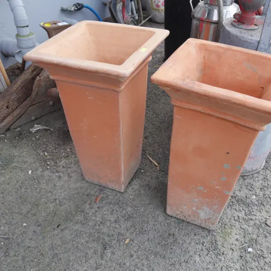 2 outdoor garden pots