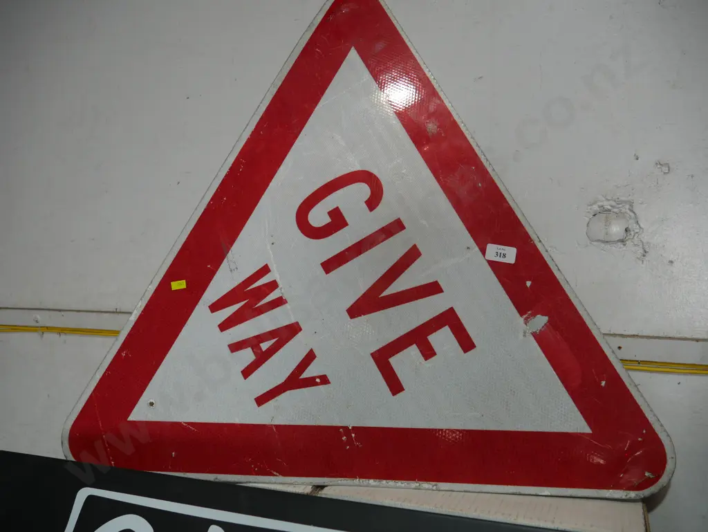 Give way sign Image 1++