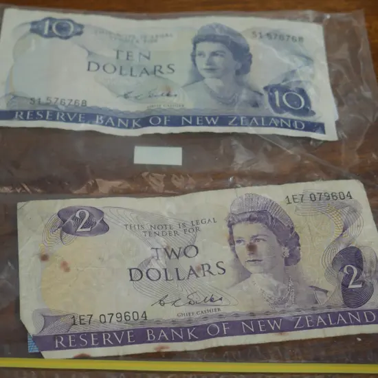 NZ $10 and $2 bank notes