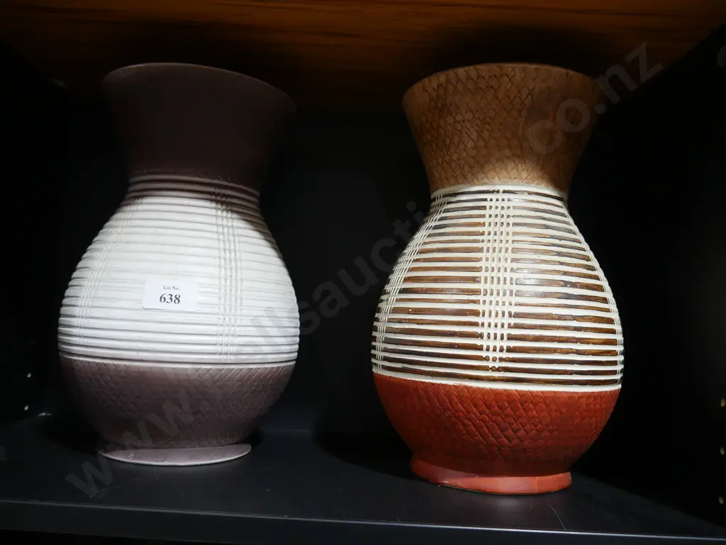 2 pottery vases Image 1++