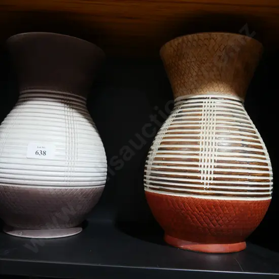 2 pottery vases
