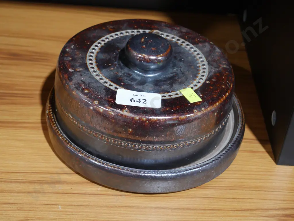 Pottery plate , cover Image 1++