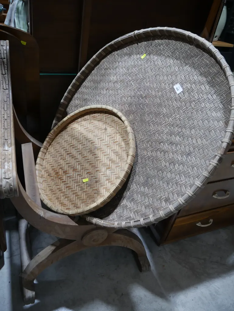 2 wooden chairs and 2 wooven trays Image 1++