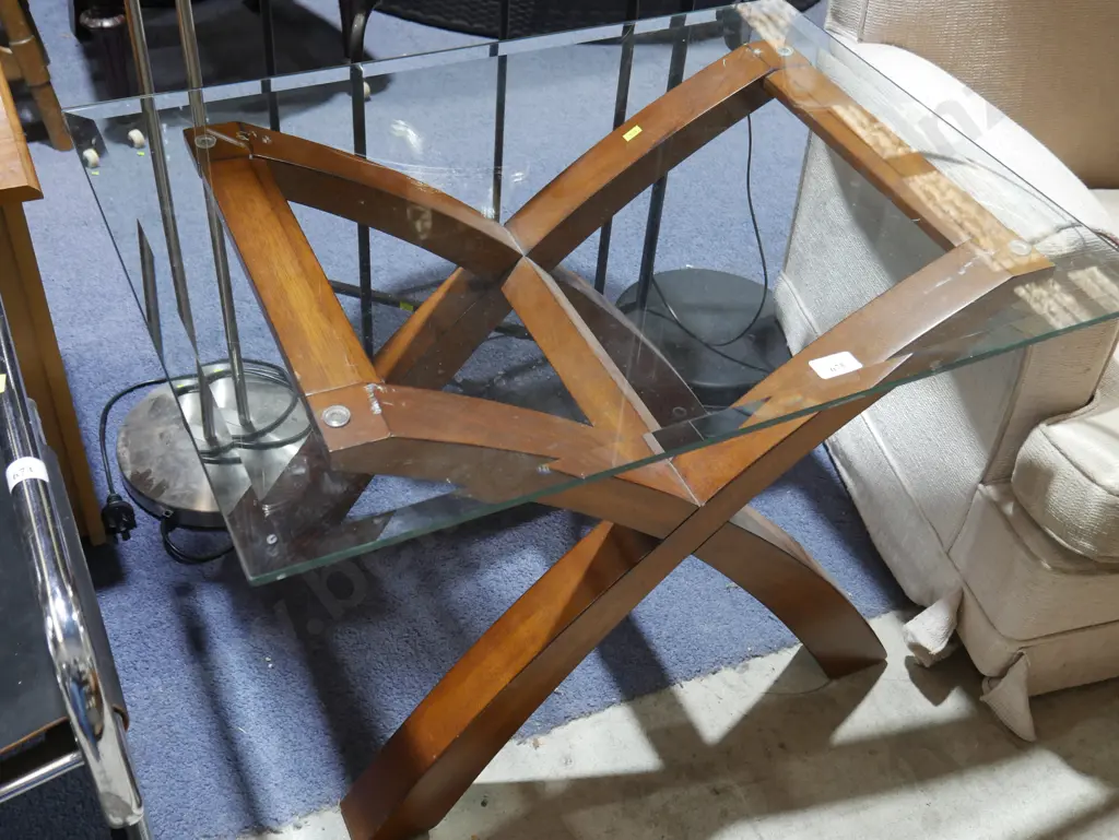 Glass side table Image 1++