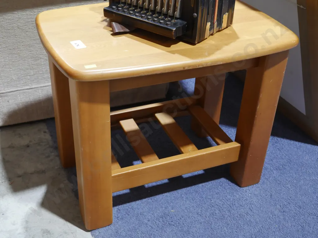 Side table Image 1++