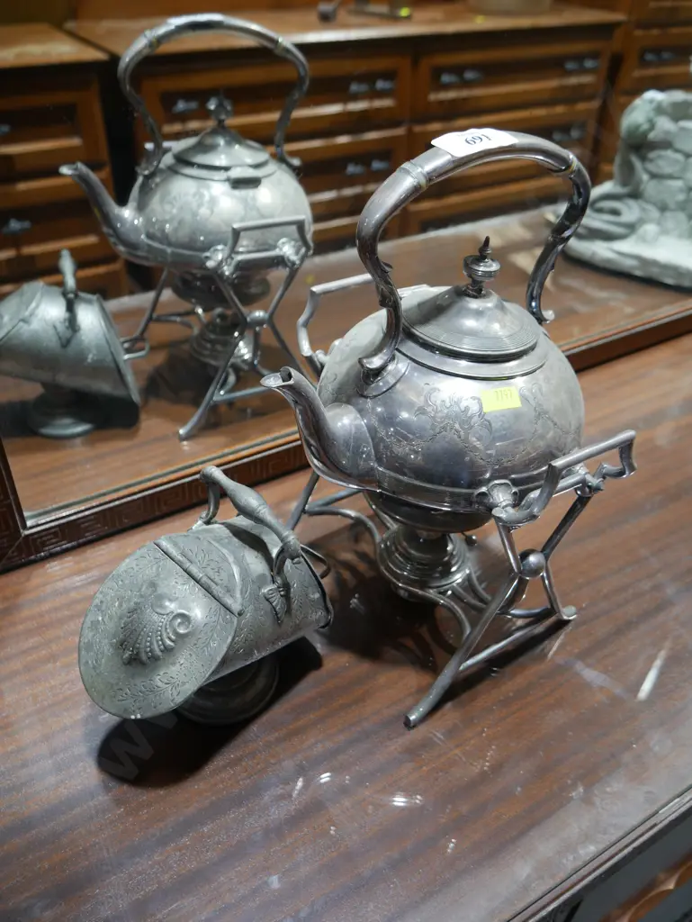 Metal teapot with stand Image 1++
