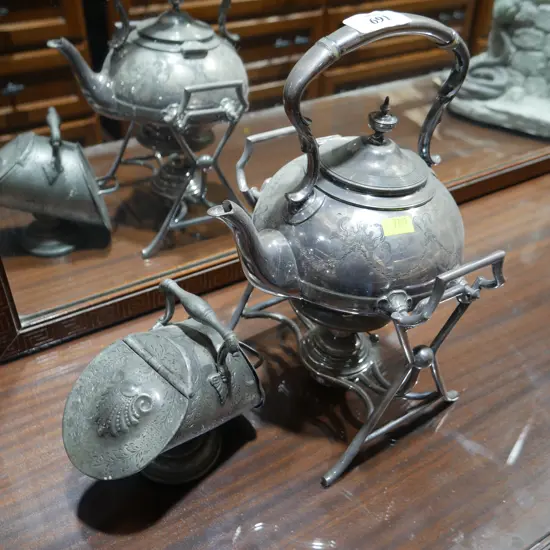 Metal teapot with stand