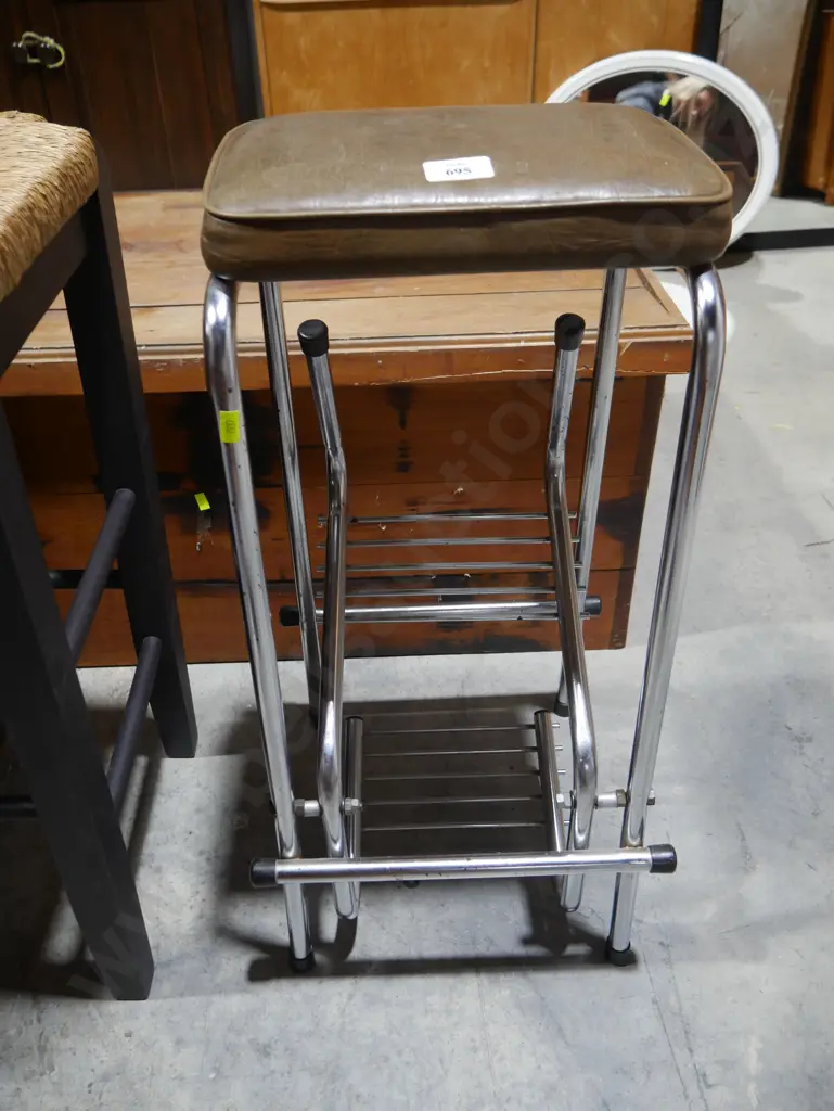 Stool with pullout footrest Image 1++