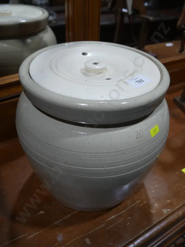 Pot with lid Image 1++