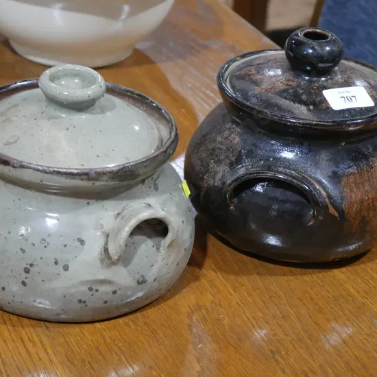 2 pots with lids