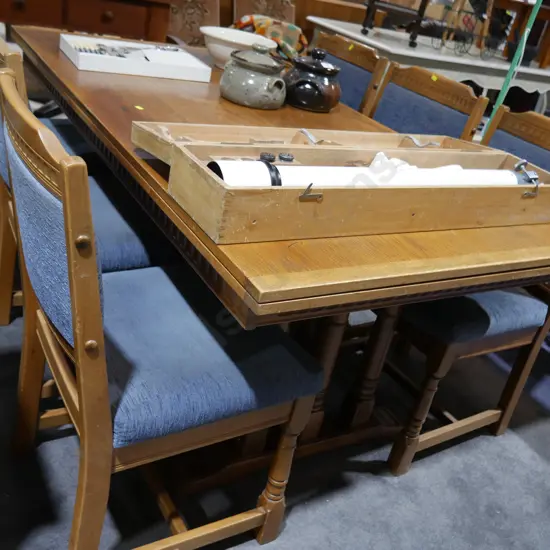 Extendable table and 6 chairs