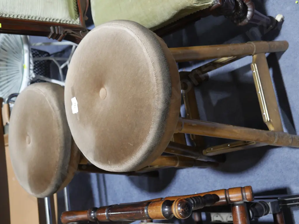 2 Bar stools Image 1++