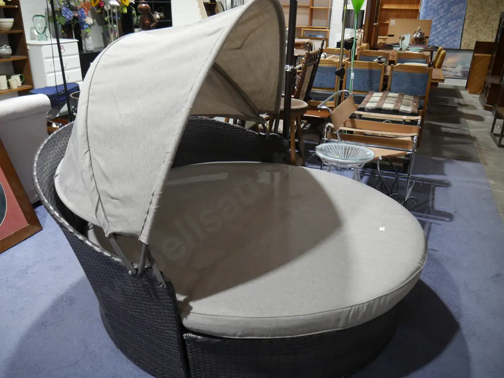 Round outdoor sofa Image 1++