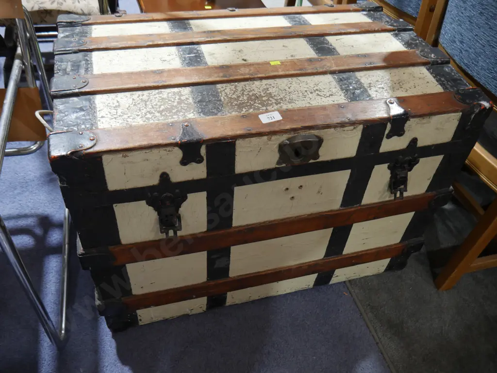 Wooden trunk Image 1++