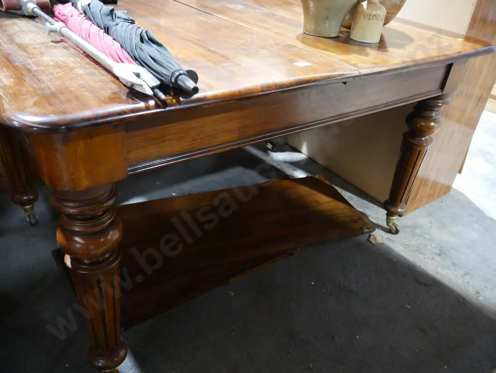 Dining table Image 1++