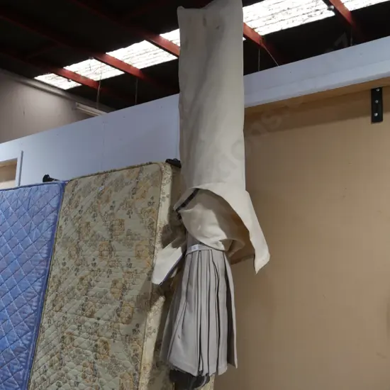 Outdoor sun umbrella