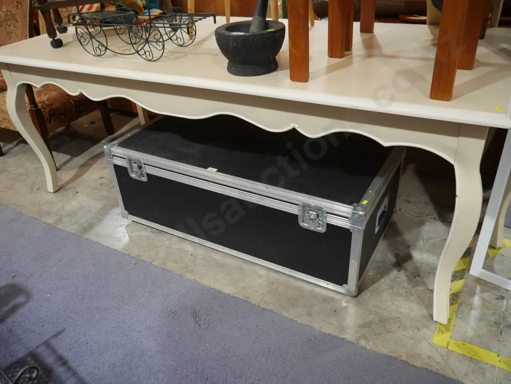 White dining table Image 1++