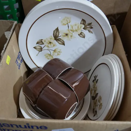 Crown Lynn Flower dinner set