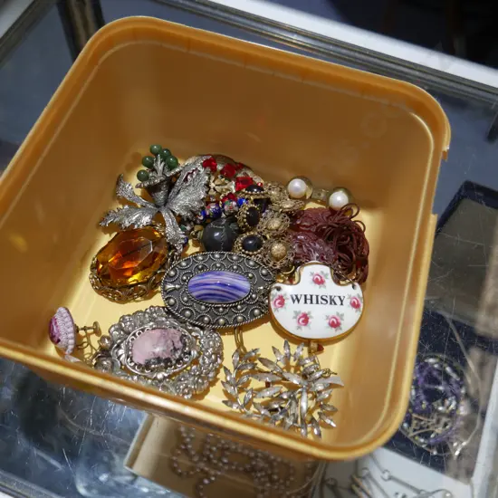 Costume jewellery, ceramic whisky decanter label etc