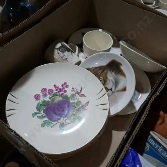 Crown Lynn cat plates