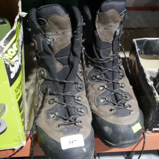Tramping boots  size 10 1/2