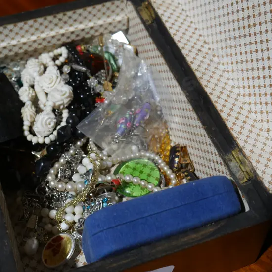 Jewellery in inlay box