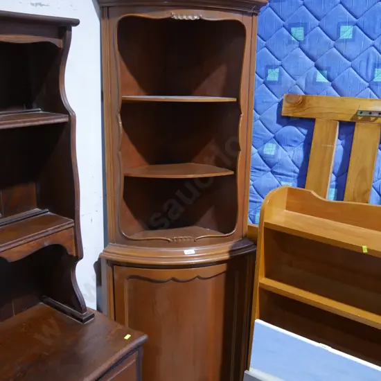 Corner cabinet