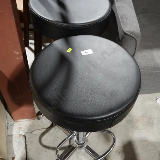 2 bar stools