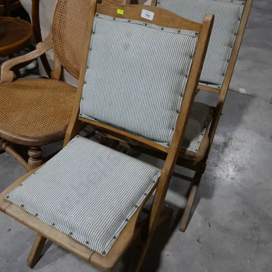 2 folding chairs