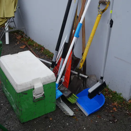 Garden tools, chilly bin