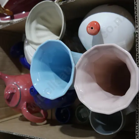 Vases teapots
