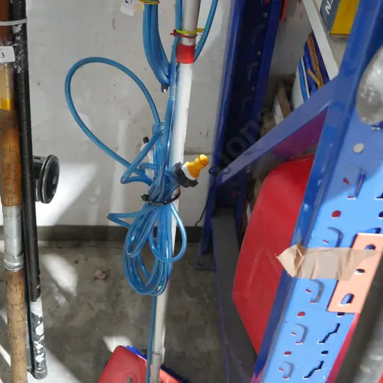 Window cleaning brush