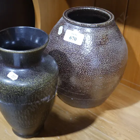 2 pottery vases