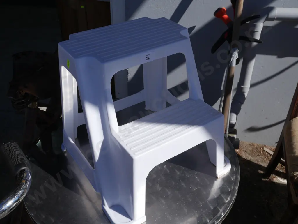 Plastic steps Image 1++