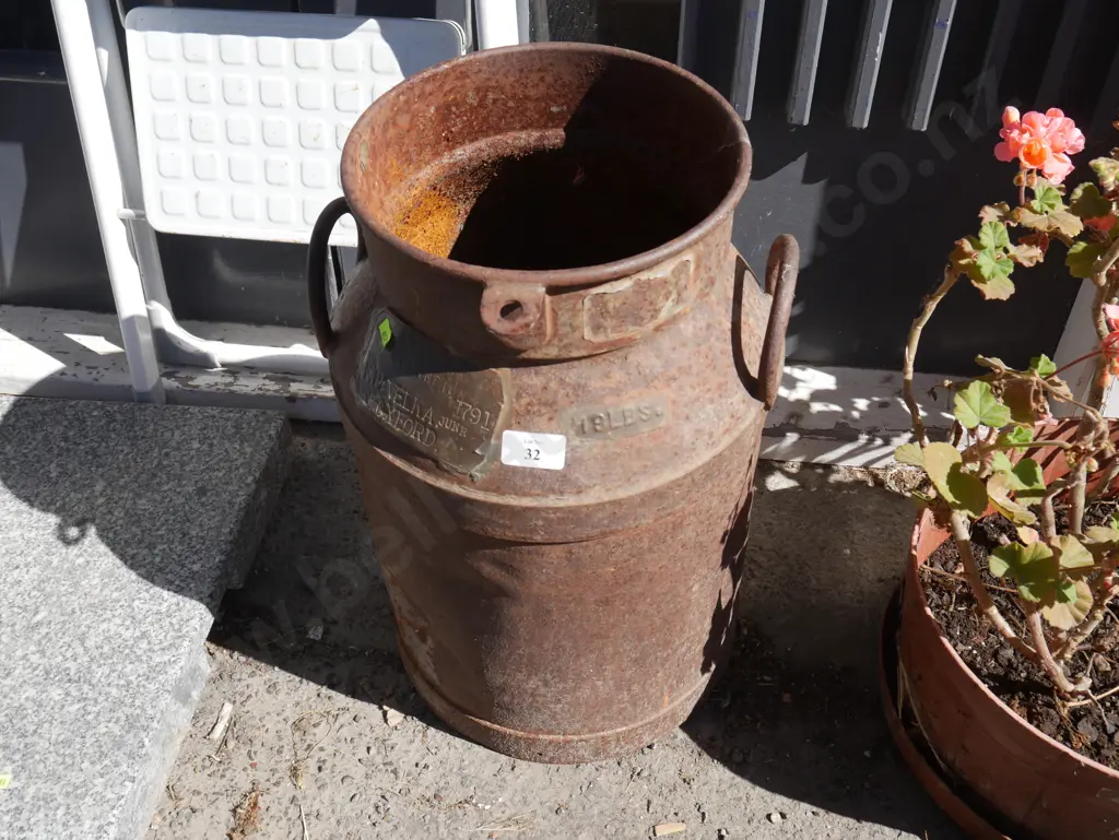 Vintage milk can - rusted base Image 1++