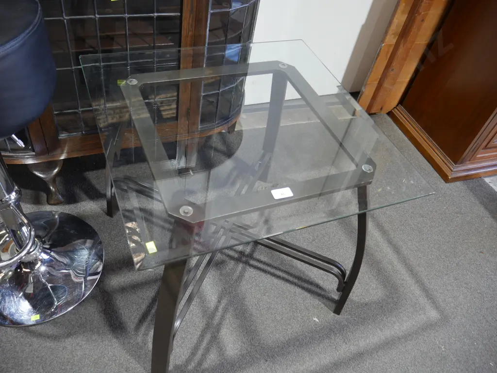 Glass top metal base occasional table Image 1++