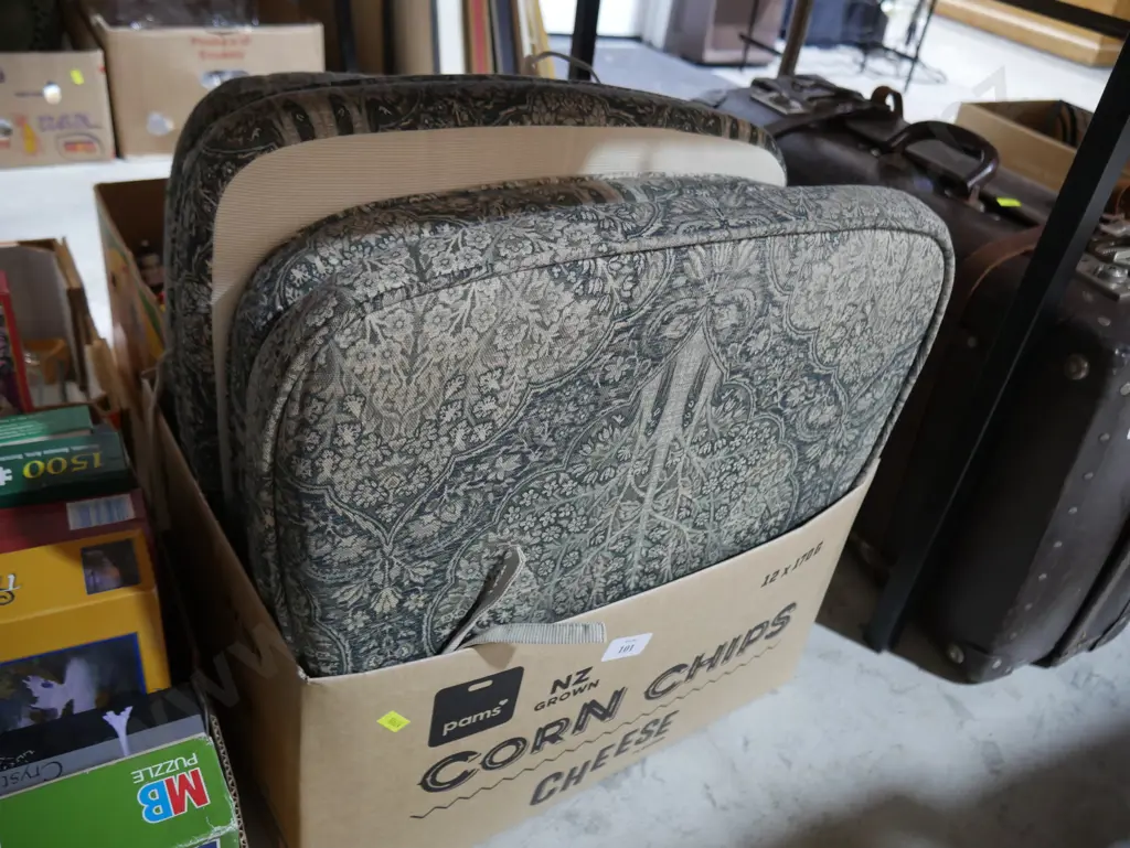 Box of cushions Image 1++