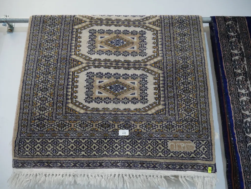 Hand knotted floor rug Image 1++